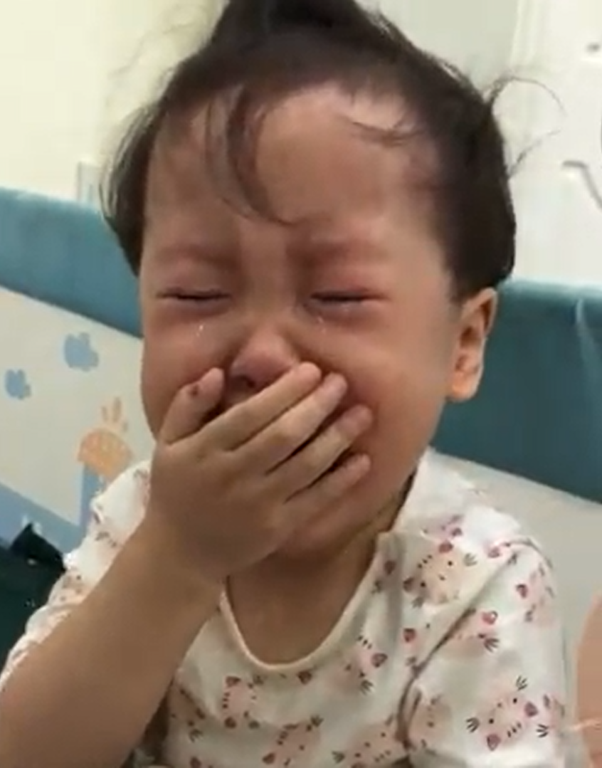 Điều gì đã khiến cô bé khóc lóc? Tìm hiểu thông qua ảnh đầy cảm xúc này ngay.
