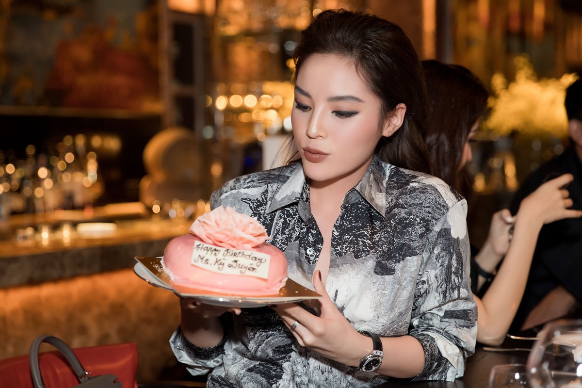 Diệp Lâm Anh trốn con, cùng hội bạn thân toàn mỹ nhân đến chúc mừng sinh nhật Kỳ Duyên tròn 22 tuổi - Ảnh 2.