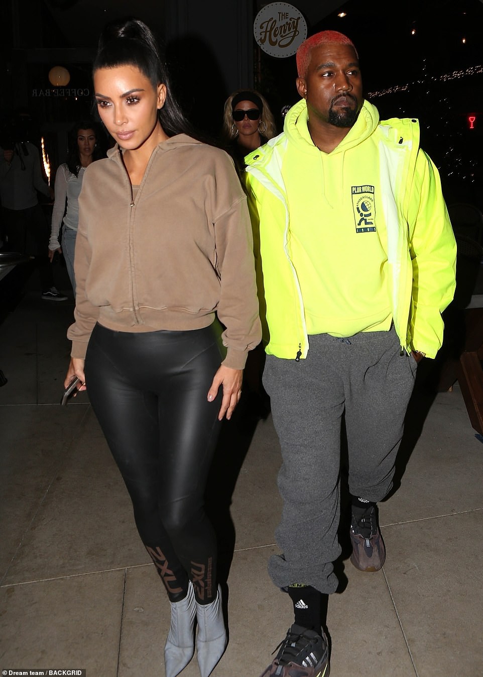 Tưởng đã là siêu vòng 3, Kim Kardashian vẫn bị lép vế khi đi cạnh cô em gái có đường cong còn khủng hơn! - Ảnh 1. Tưởng đã là siêu vòng 3, Kim Kardashian vẫn bị lép vế khi đi cạnh cô em gái có đường cong còn khủng hơn! - Ảnh 1.