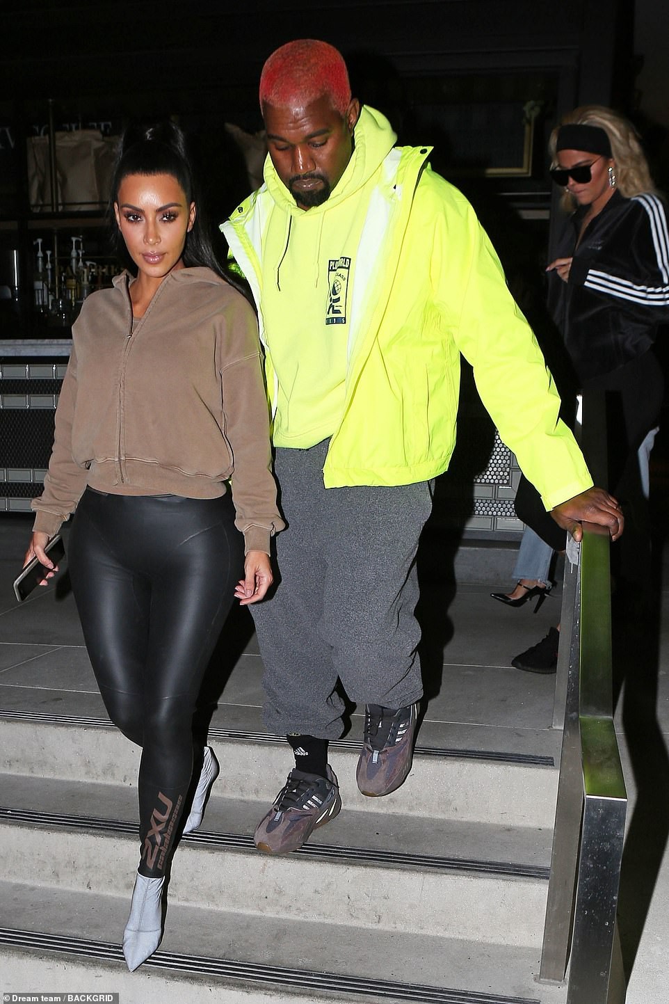 Tưởng đã là siêu vòng 3, Kim Kardashian vẫn bị lép vế khi đi cạnh cô em gái có đường cong còn khủng hơn! - Ảnh 2. Tưởng đã là siêu vòng 3, Kim Kardashian vẫn bị lép vế khi đi cạnh cô em gái có đường cong còn khủng hơn! - Ảnh 2.