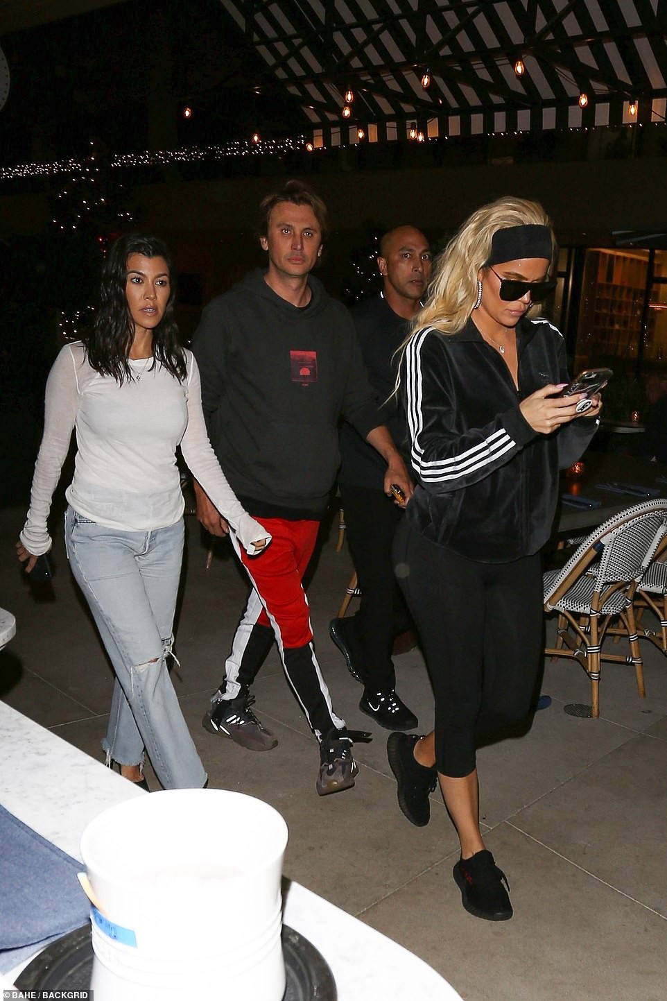 Tưởng đã là siêu vòng 3, Kim Kardashian vẫn bị lép vế khi đi cạnh cô em gái có đường cong còn khủng hơn! - Ảnh 5. Tưởng đã là siêu vòng 3, Kim Kardashian vẫn bị lép vế khi đi cạnh cô em gái có đường cong còn khủng hơn! - Ảnh 5.