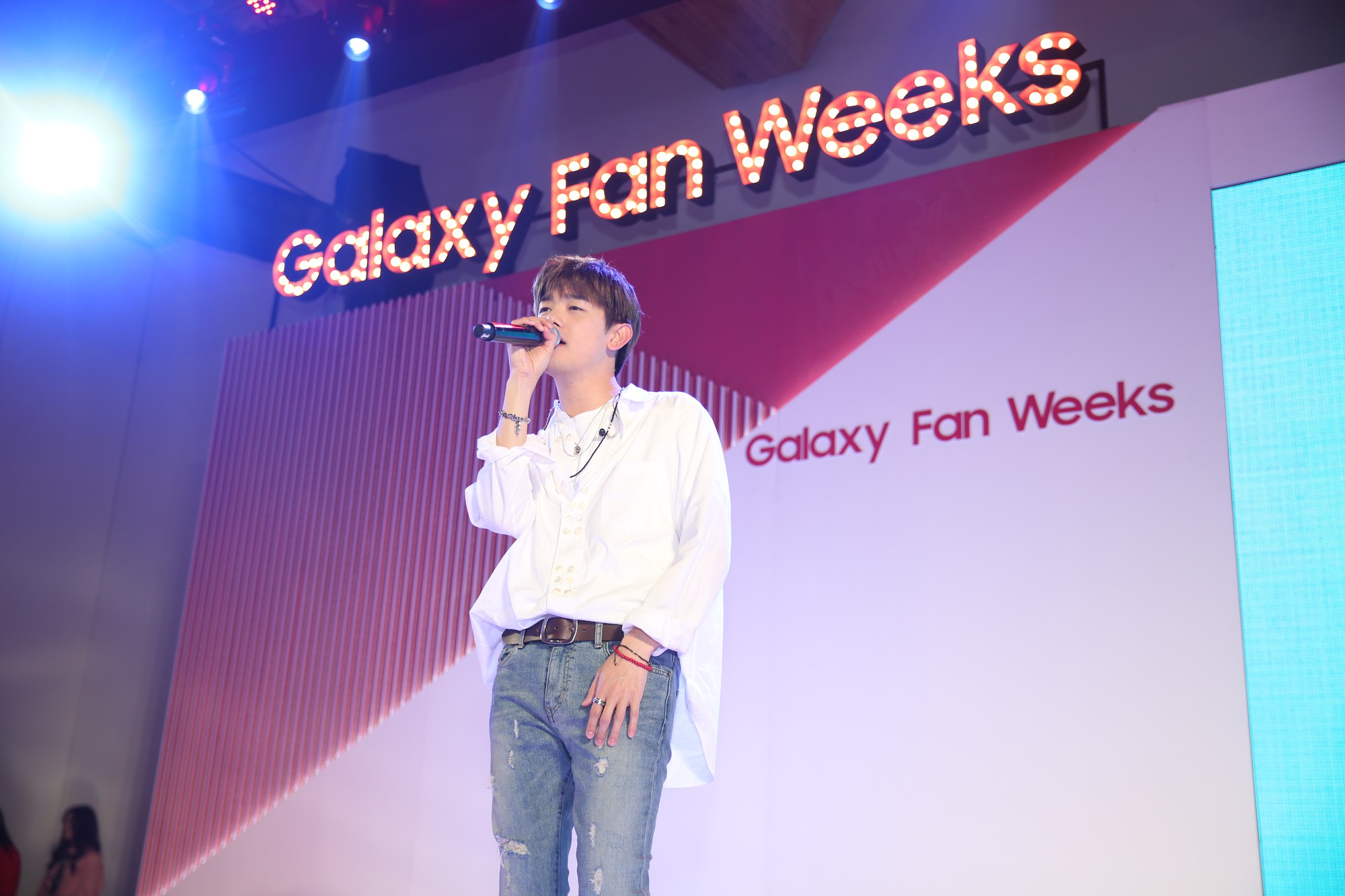 Eric Nam bất ngờ xuất hiện tại ngày hội “Samsung Galaxy Fan Weeks” trước hàng ngàn tín đồ selfie - Ảnh 9. Eric Nam bất ngờ xuất hiện tại ngày hội “Samsung Galaxy Fan Weeks” trước hàng ngàn tín đồ selfie - Ảnh 9.