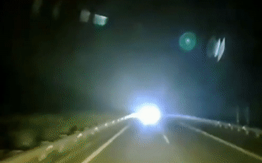 Xe tải bật đèn pha, lao ngược chiều trên cao tốc Nội Bài - Lào Cai lúc hơn 1 giờ sáng - Ảnh 1.