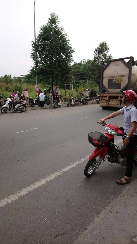 Hốt hoảng phát hiện thi thể người phụ nữ tử vong bị cháy hết phần đầu dưới cây trứng cá - Ảnh 1.