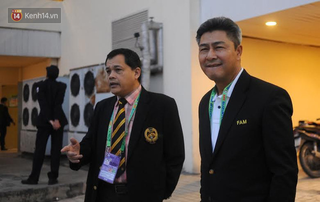 CĐV Malaysia phải im lặng đi cửa sau vào SVĐ Mỹ Đình tại AFF CUP 2014 - Ảnh 3.