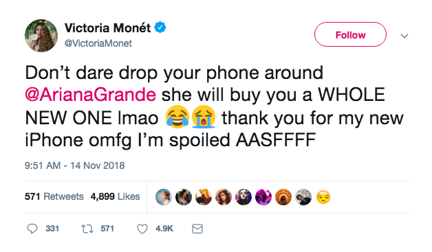 Học cách làm bạn tốt như Ariana Grande: Thấy bạn đánh rơi điện thoại, mua ngay cho cái mới! - Ảnh 1.