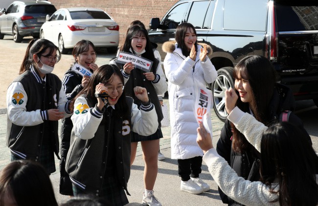 600.000 học sinh Hàn Quốc thi Đại học: Cả đất nước nín thở, học sinh lớp 11 quỳ ngoài cổng trường chúc anh chị thi tốt - Ảnh 9.