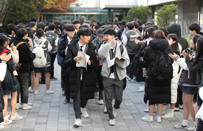 600.000 thí sinh Hàn Quốc thi Đại học: Cả đất nước nín thở, học sinh lớp 11 quỳ ngoài cổng trường chúc anh chị thi tốt - Ảnh 16.