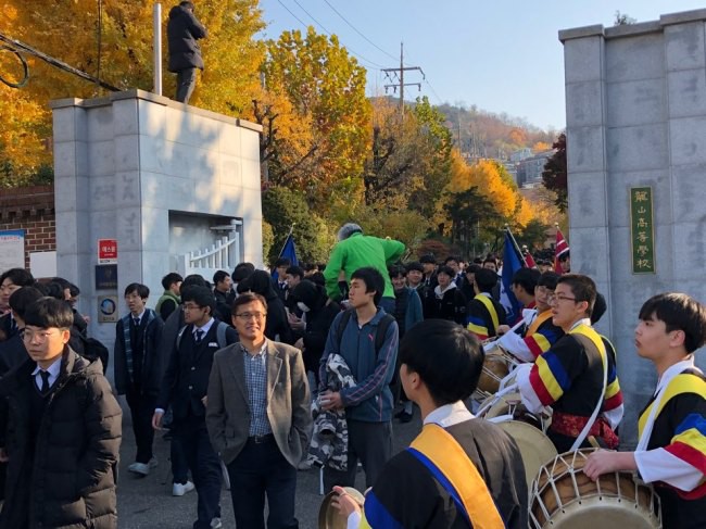 600.000 học sinh Hàn Quốc thi Đại học: Cả đất nước nín thở, học sinh lớp 11 quỳ ngoài cổng trường chúc anh chị thi tốt - Ảnh 16.