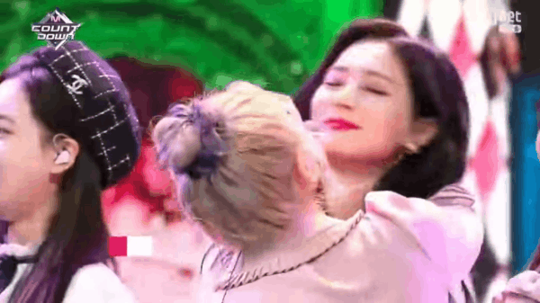 Sau trận tranh cúp kịch tính với EXO, thành viên TWICE bị “cưỡng hôn” trên sân khấu vì lí do này - Ảnh 2.