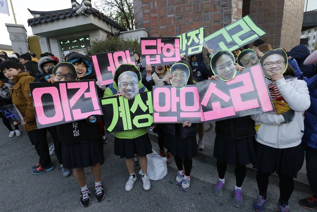 Các em khoá dưới cổ vũ anh chị lớp 12 thi ĐH ở Hàn Quốc: Hết quỳ lạy, ca hát đến giơ băng rôn, khẩu hiệu như fan cuồng đón idol - Ảnh 3.