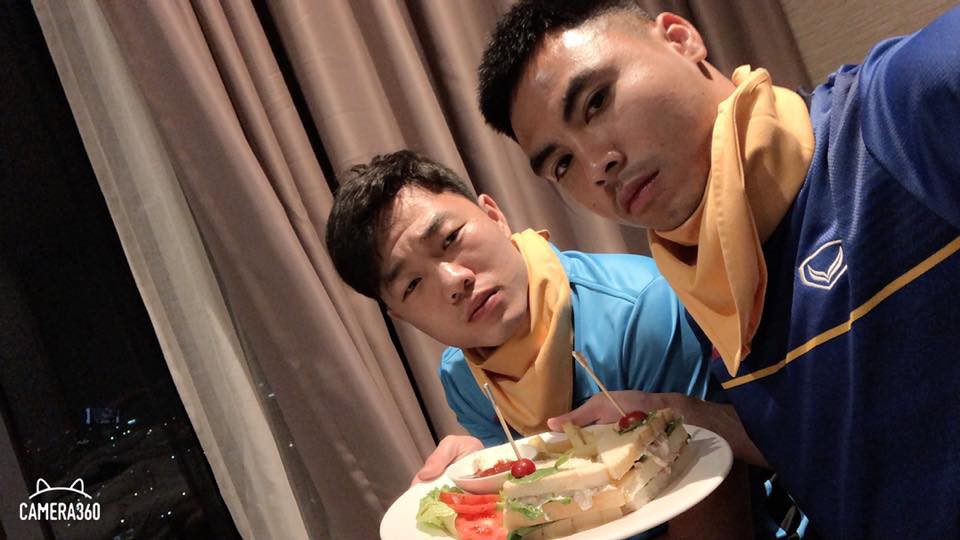 Không phải Trường ú, đây mới là người tham ăn nhất đội tuyển Việt Nam khi nạp hết 3 cái pizza vào bụng trong một ngày - Ảnh 2. Không phải Trường ú, đây mới là người tham ăn nhất đội tuyển Việt Nam khi nạp hết 3 cái pizza vào bụng trong một ngày - Ảnh 2.