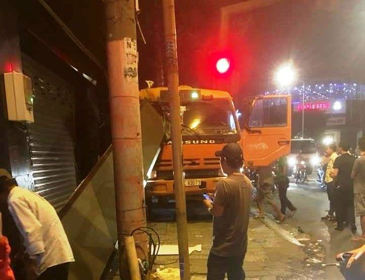 TP.HCM: Tài xế nhanh tay đánh lái khi xe tải mất phanh tại ngã tư đèn đỏ, nhiều người thoát chết trong gang tấc - Ảnh 2. TP.HCM: Tài xế nhanh tay đánh lái khi xe tải mất phanh tại ngã tư đèn đỏ, nhiều người thoát chết trong gang tấc - Ảnh 2.