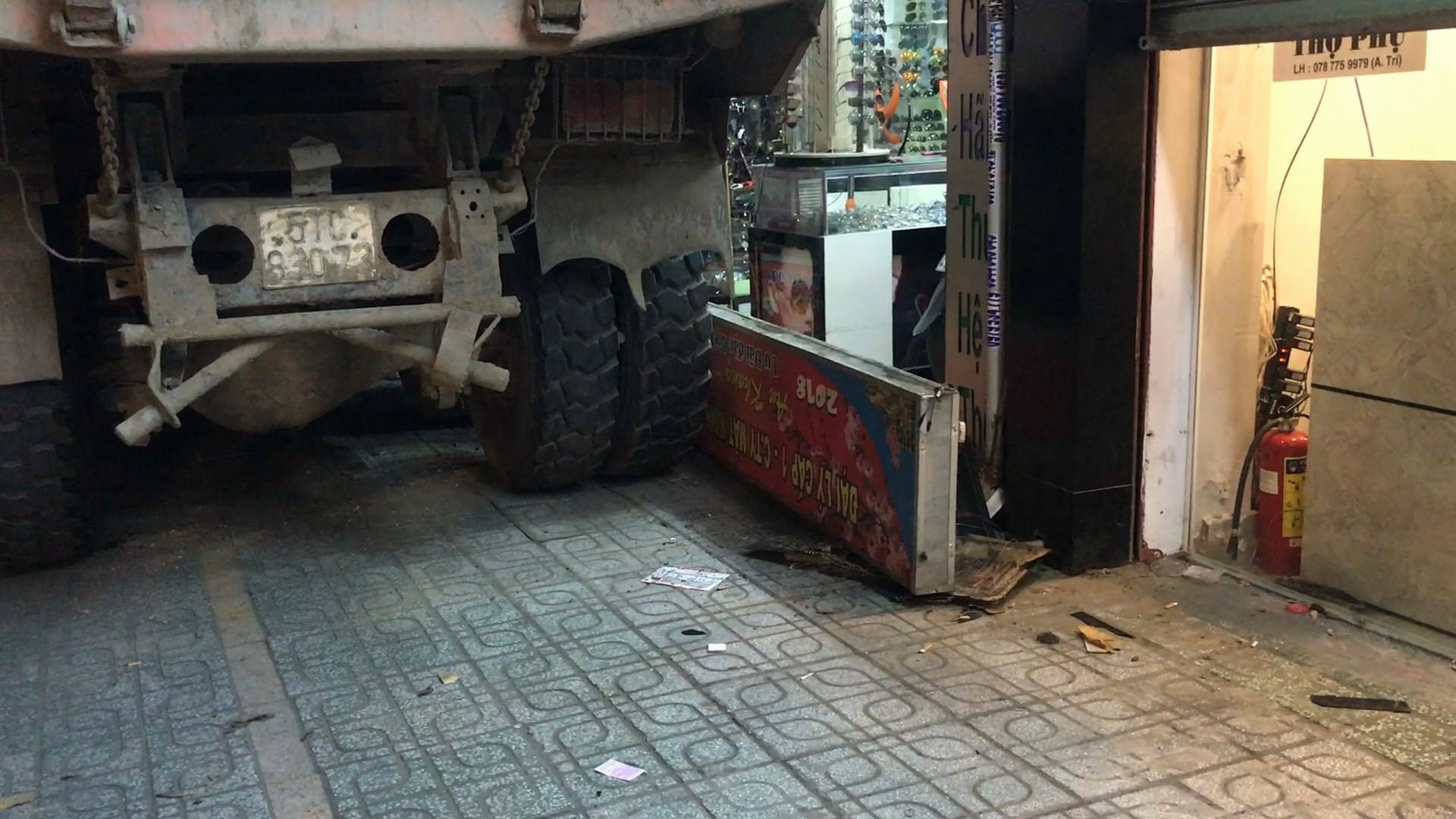 TP.HCM: Tài xế nhanh tay đánh lái khi xe tải mất phanh tại ngã tư đèn đỏ, nhiều người thoát chết trong gang tấc - Ảnh 3. TP.HCM: Tài xế nhanh tay đánh lái khi xe tải mất phanh tại ngã tư đèn đỏ, nhiều người thoát chết trong gang tấc - Ảnh 3.