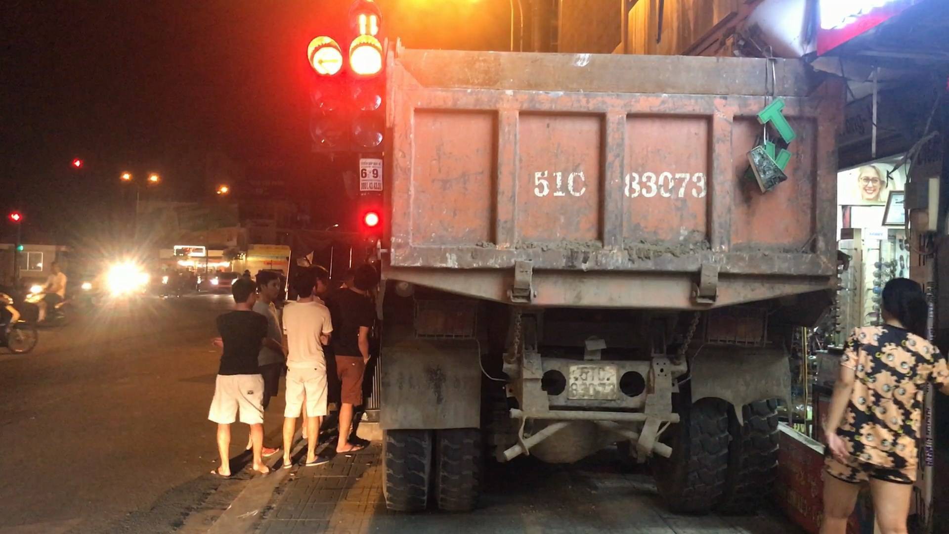TP.HCM: Tài xế nhanh tay đánh lái khi xe tải mất phanh tại ngã tư đèn đỏ, nhiều người thoát chết trong gang tấc - Ảnh 1. TP.HCM: Tài xế nhanh tay đánh lái khi xe tải mất phanh tại ngã tư đèn đỏ, nhiều người thoát chết trong gang tấc - Ảnh 1.