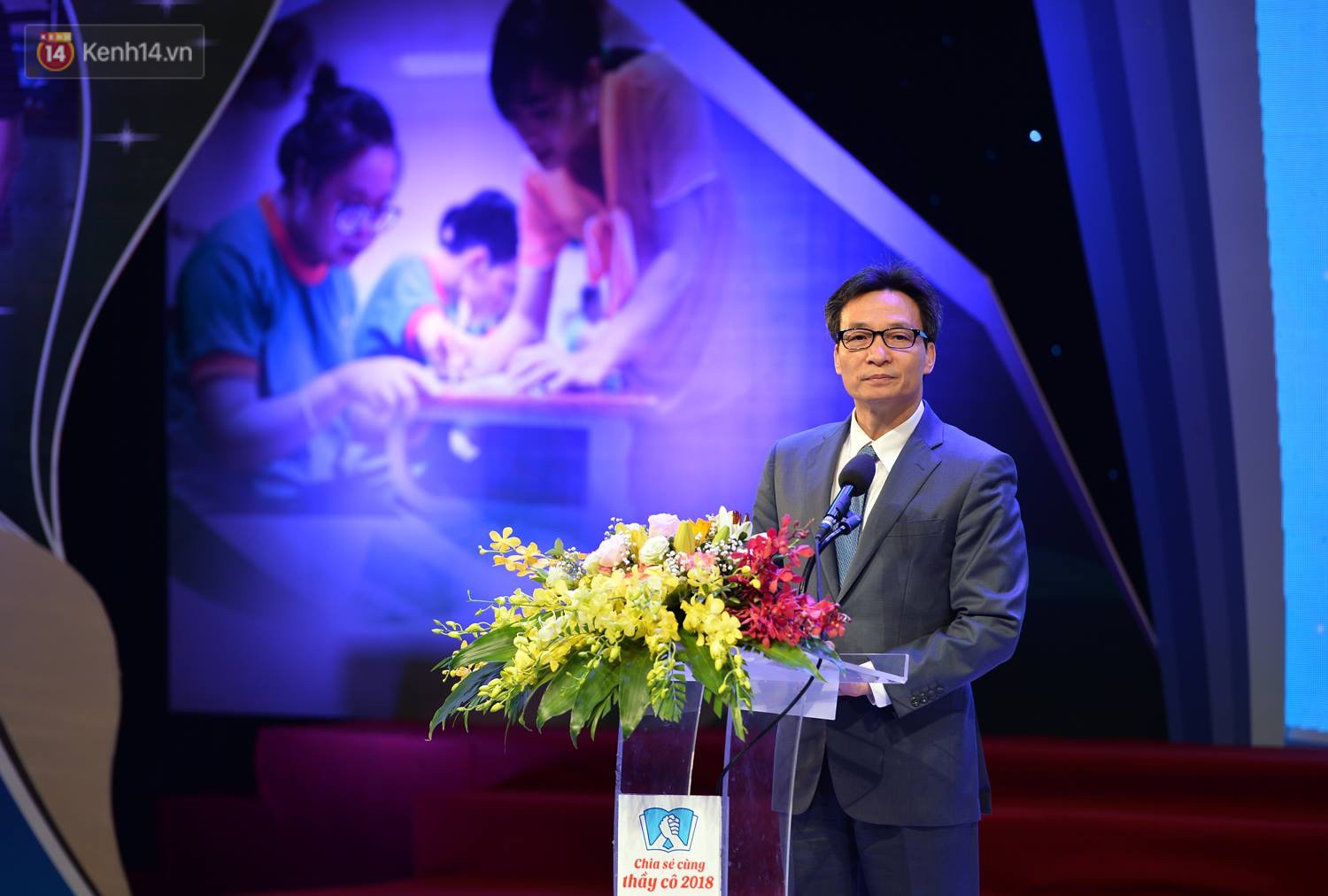 Xúc động buổi lễ tuyên dương 48 thầy cô giáo dạy học sinh khuyết tật trong chương trình Chia sẻ cùng thầy cô 2018 - Ảnh 2. Xúc động buổi lễ tuyên dương 48 thầy cô giáo dạy học sinh khuyết tật trong chương trình Chia sẻ cùng thầy cô 2018 - Ảnh 2.