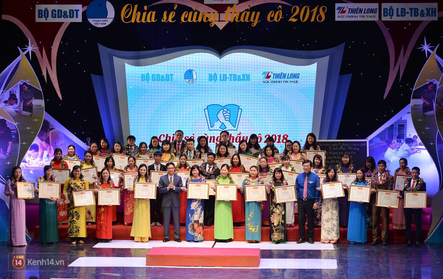 Xúc động buổi lễ tuyên dương 48 thầy cô giáo dạy học sinh khuyết tật trong chương trình Chia sẻ cùng thầy cô 2018 - Ảnh 1. Xúc động buổi lễ tuyên dương 48 thầy cô giáo dạy học sinh khuyết tật trong chương trình Chia sẻ cùng thầy cô 2018 - Ảnh 1.