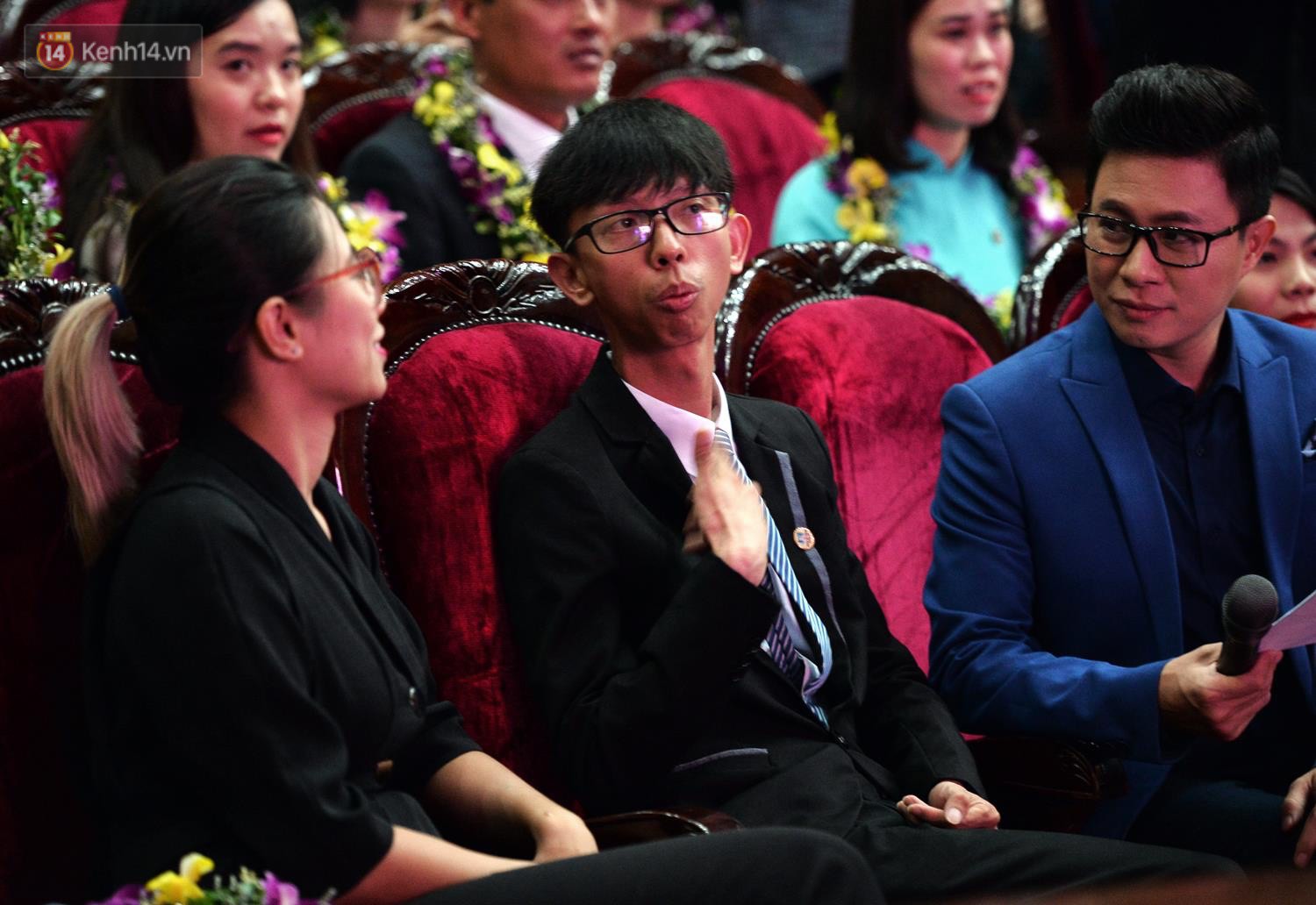 Xúc động buổi lễ tuyên dương 48 thầy cô giáo dạy học sinh khuyết tật trong chương trình Chia sẻ cùng thầy cô 2018 - Ảnh 4. Xúc động buổi lễ tuyên dương 48 thầy cô giáo dạy học sinh khuyết tật trong chương trình Chia sẻ cùng thầy cô 2018 - Ảnh 4.