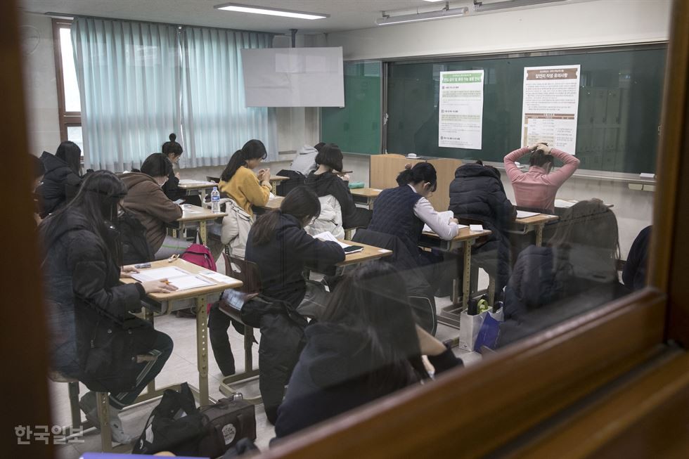 Sau kỳ thi đại học khốc liệt, học sinh Hàn kéo nhau đi phẫu thuật thẩm mỹ ăn mừng - Ảnh 1.