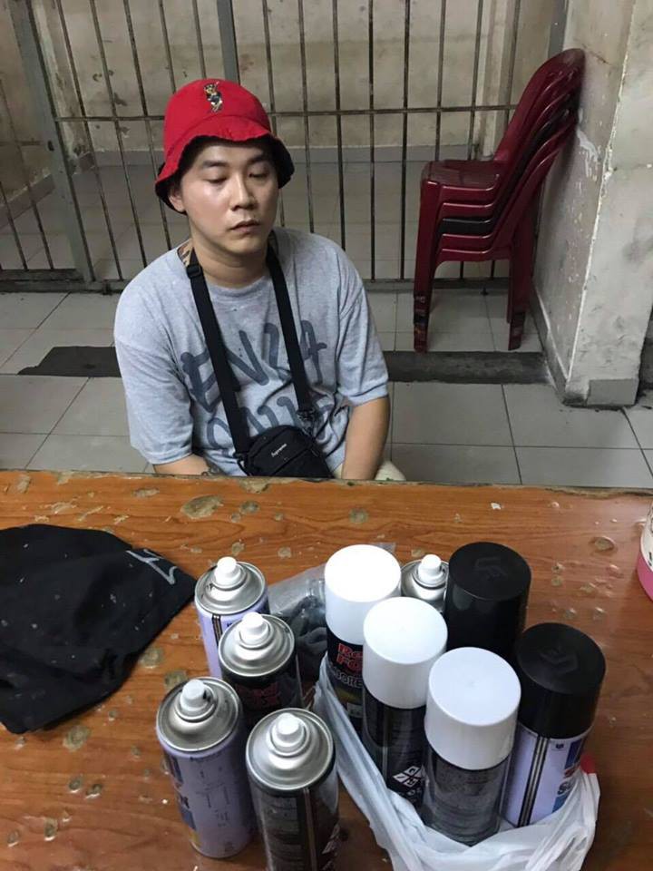TP.HCM: Bắt quả tang du khách nước ngoài vẽ bậy lên tường ở khu phố Tây Bùi Viện - Ảnh 2. TP.HCM: Bắt quả tang du khách nước ngoài vẽ bậy lên tường ở khu phố Tây Bùi Viện - Ảnh 2.