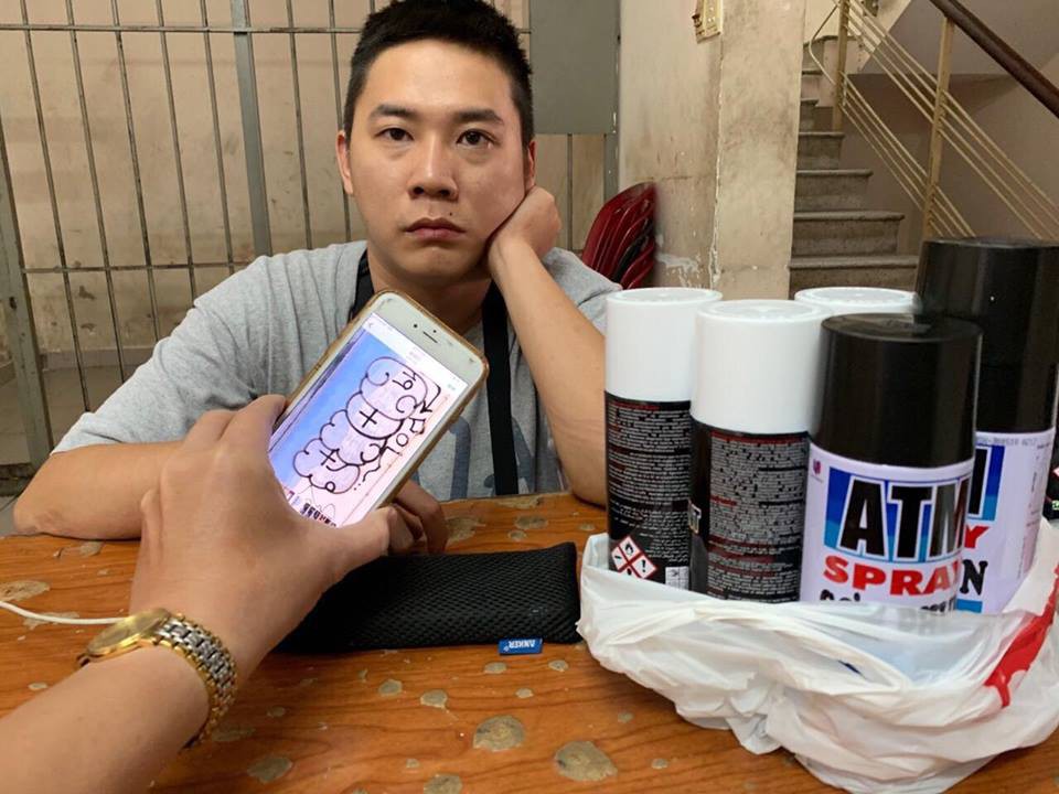 TP.HCM: Bắt quả tang du khách nước ngoài vẽ bậy lên tường ở khu phố Tây Bùi Viện - Ảnh 1. TP.HCM: Bắt quả tang du khách nước ngoài vẽ bậy lên tường ở khu phố Tây Bùi Viện - Ảnh 1.