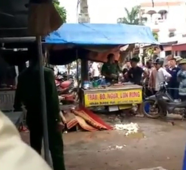Vụ người phụ nữ bị bắn, đ&acirc;m chết giữa chợ: Nh&acirc;n chứng hốt hoảng khi kể lại sự việc - Ảnh 1.