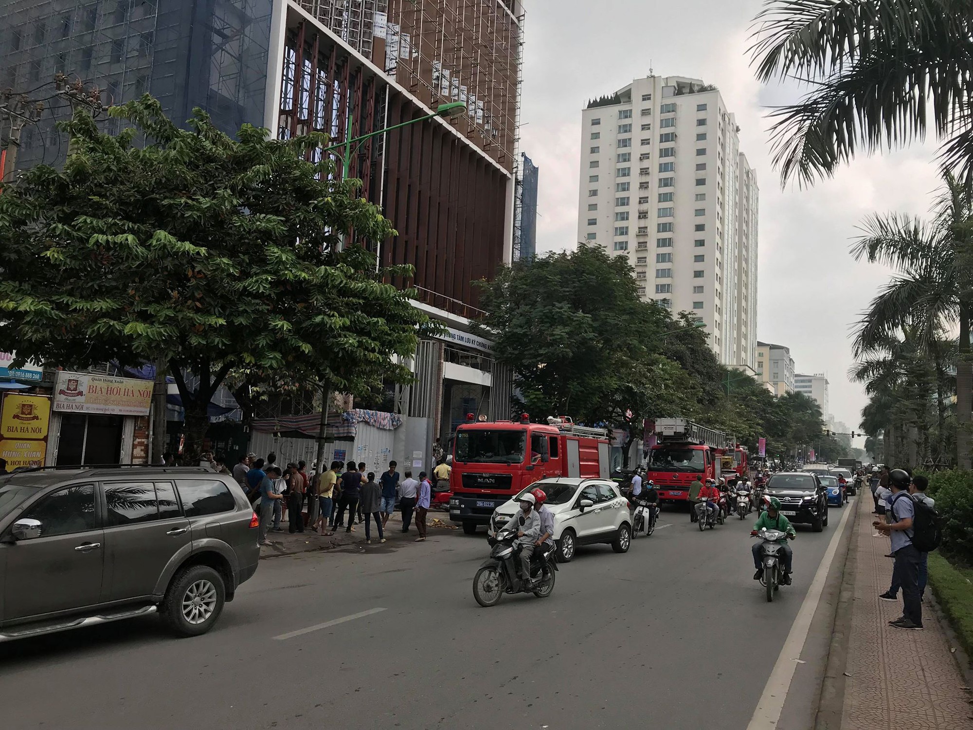 Hà Nội: Cháy lớn tại tòa chung cư đang xây trên đường Hoàng Quốc Việt, cột khói ngùn ngụt khiến nhiều người hoảng sợ - Ảnh 4. Hà Nội: Cháy lớn tại tòa chung cư đang xây trên đường Hoàng Quốc Việt, cột khói ngùn ngụt khiến nhiều người hoảng sợ - Ảnh 4.