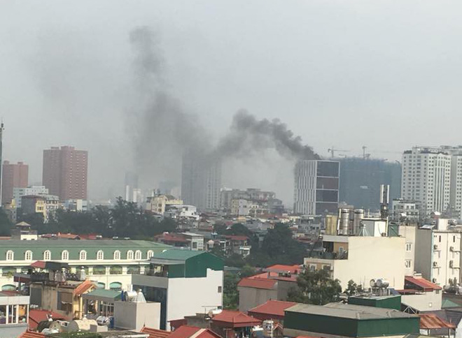 Hà Nội: Cháy lớn tại tòa chung cư đang xây trên đường Hoàng Quốc Việt, cột khói ngùn ngụt khiến nhiều người hoảng sợ - Ảnh 3.