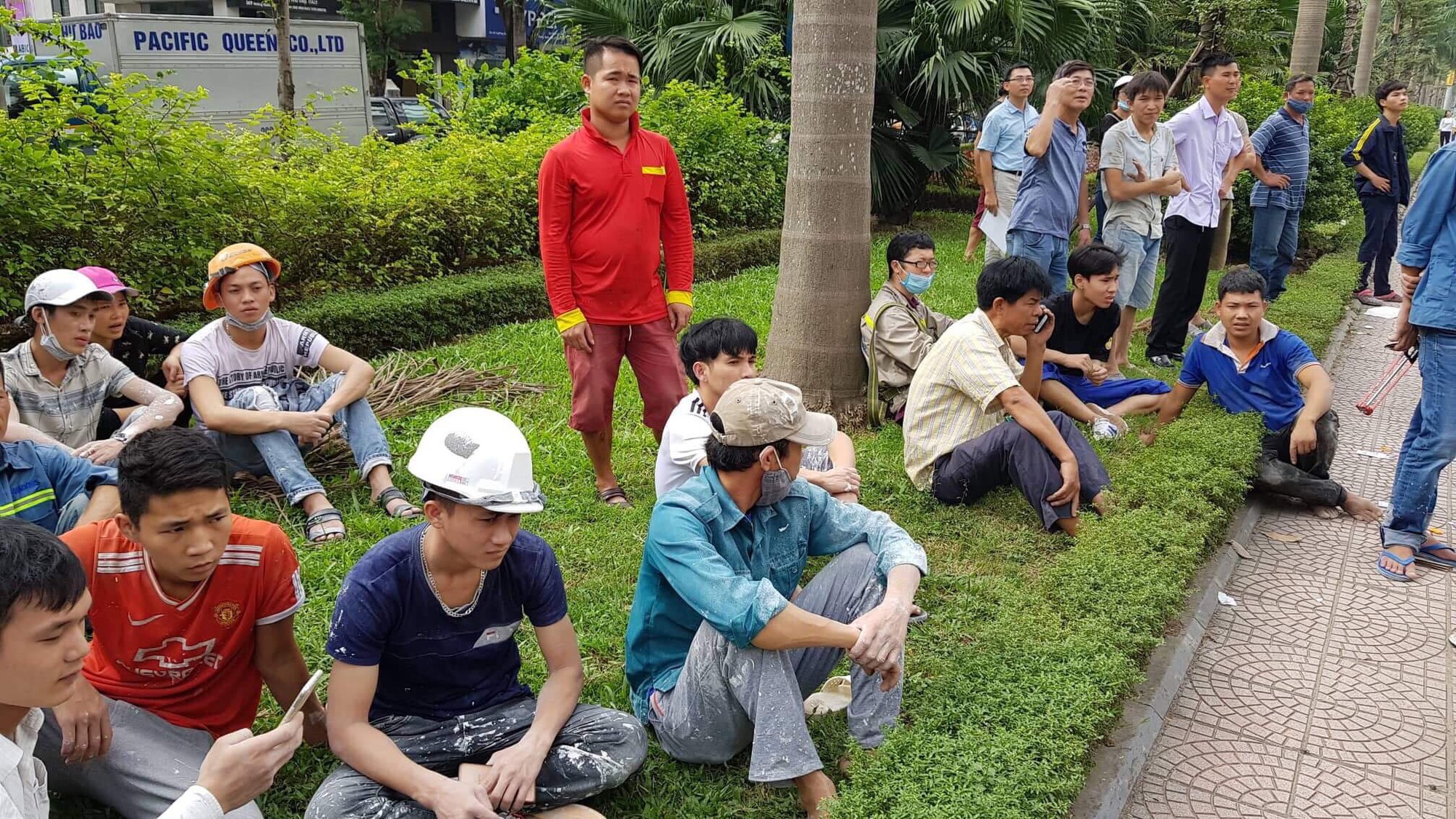 Hà Nội: Cháy lớn tại tòa chung cư đang xây trên đường Hoàng Quốc Việt, cột khói ngùn ngụt khiến nhiều người hoảng sợ - Ảnh 1. Hà Nội: Cháy lớn tại tòa chung cư đang xây trên đường Hoàng Quốc Việt, cột khói ngùn ngụt khiến nhiều người hoảng sợ - Ảnh 1.
