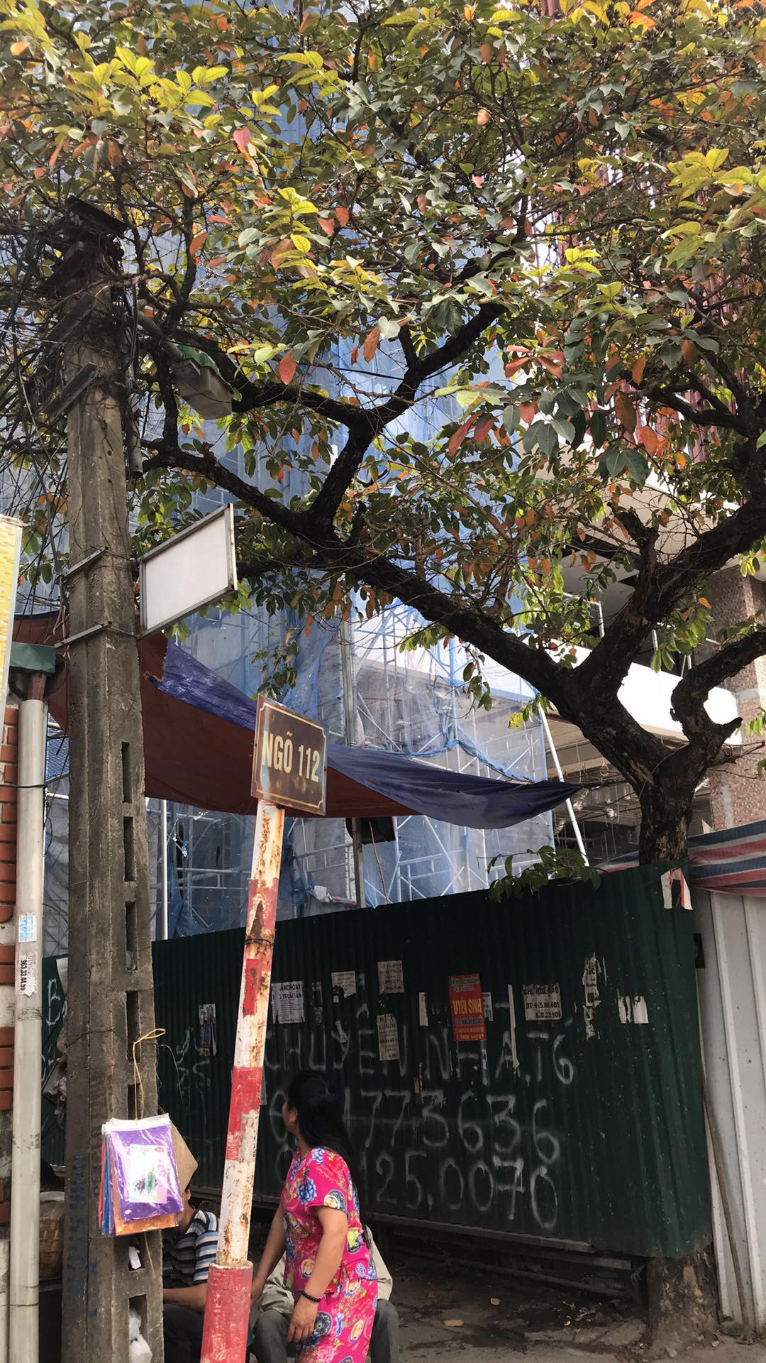 Hà Nội: Cháy lớn tại tòa chung cư đang xây trên đường Hoàng Quốc Việt, cột khói ngùn ngụt khiến nhiều người hoảng sợ - Ảnh 2. Hà Nội: Cháy lớn tại tòa chung cư đang xây trên đường Hoàng Quốc Việt, cột khói ngùn ngụt khiến nhiều người hoảng sợ - Ảnh 2.