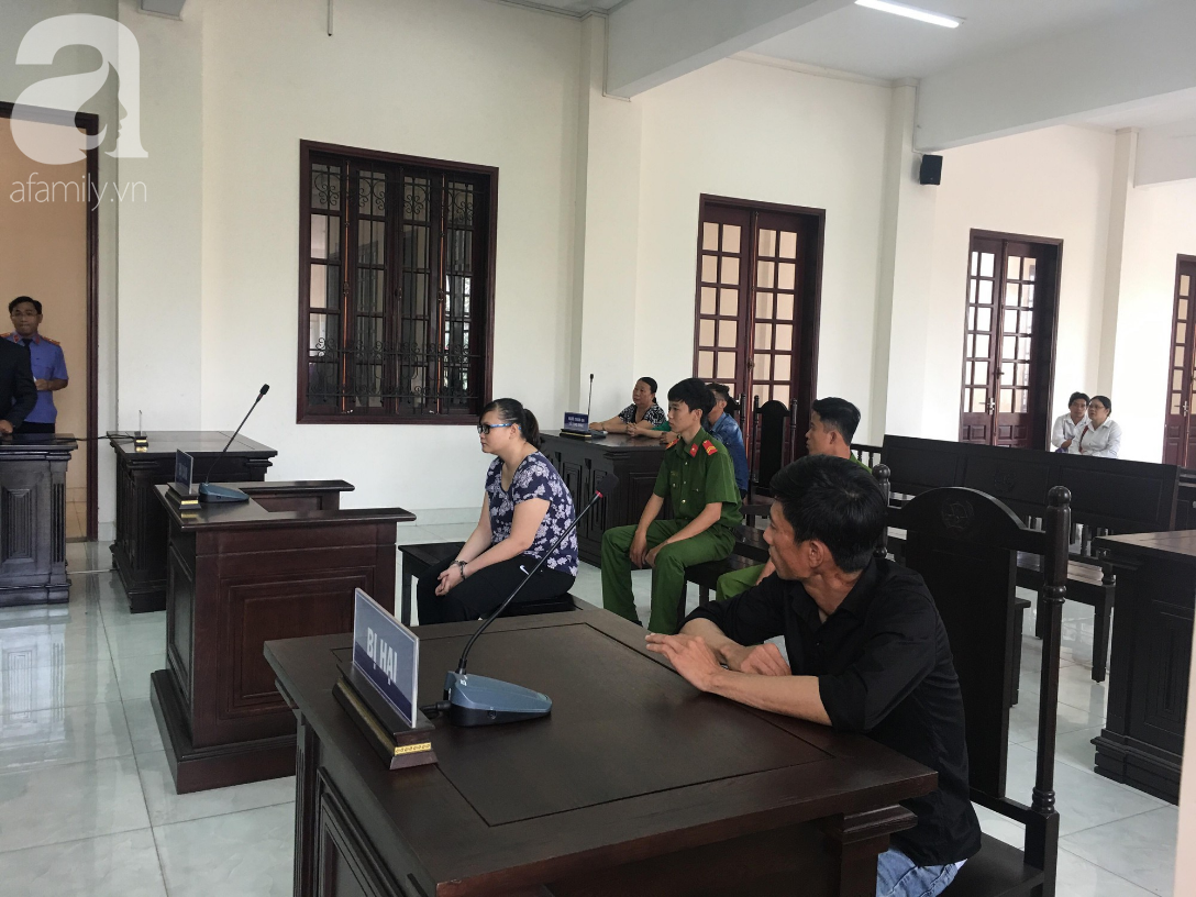 Bố của bé gái 5 tuổi bị bảo mẫu tát liên tiếp vào mặt, dọa lấy kéo cắt lưỡi: Cô ấy cũng đáng thương - Ảnh 2. Bố của bé gái 5 tuổi bị bảo mẫu tát liên tiếp vào mặt, dọa lấy kéo cắt lưỡi: Cô ấy cũng đáng thương - Ảnh 2.