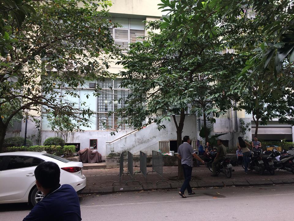Hà Nội: Kinh hoàng bé trai rơi từ tầng 7 chung cư xuống đất gãy tay chân nằm bất động - Ảnh 2. Hà Nội: Kinh hoàng bé trai rơi từ tầng 7 chung cư xuống đất gãy tay chân nằm bất động - Ảnh 2.