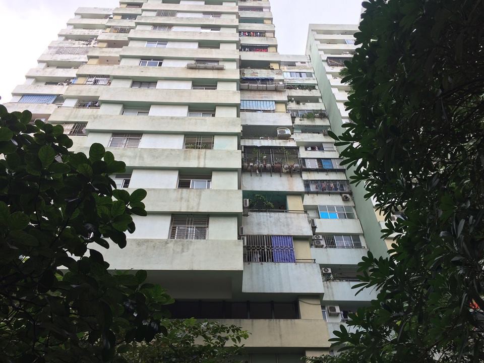 Hà Nội: Kinh hoàng bé trai rơi từ tầng 7 chung cư xuống đất gãy tay chân nằm bất động - Ảnh 1. Hà Nội: Kinh hoàng bé trai rơi từ tầng 7 chung cư xuống đất gãy tay chân nằm bất động - Ảnh 1.