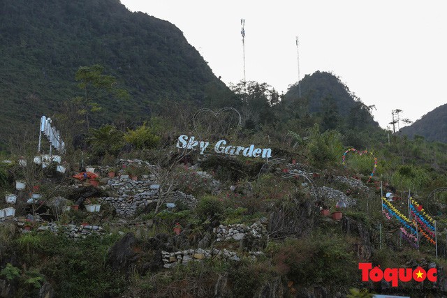 Hà Giang: Những hình ảnh nhức mắt trên đỉnh thiêng Mã Pí Lèng - Ảnh 2.