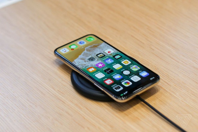 Sửa được lỗi khó chịu gây xóa ảnh trên iPhone X, nhóm hacker vớ bở hơn 1 tỷ đồng tiền thưởng - Ảnh 1.