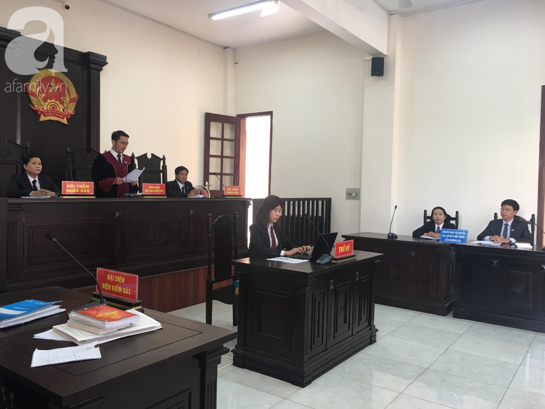 Bố của bé gái 5 tuổi bị bảo mẫu tát liên tiếp vào mặt, dọa lấy kéo cắt lưỡi: Cô ấy cũng đáng thương - Ảnh 5. Bố của bé gái 5 tuổi bị bảo mẫu tát liên tiếp vào mặt, dọa lấy kéo cắt lưỡi: Cô ấy cũng đáng thương - Ảnh 5.