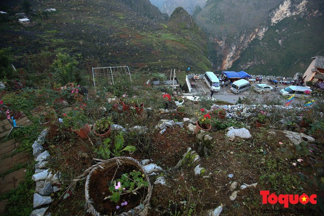 Hà Giang: Những hình ảnh nhức mắt trên đỉnh thiêng Mã Pí Lèng - Ảnh 5.