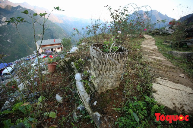 Hà Giang: Những hình ảnh nhức mắt trên đỉnh thiêng Mã Pí Lèng - Ảnh 9.