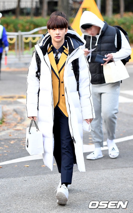 Dàn idol Hàn đình đám đi thi đại học: Mặc đồng phục đẹp như hoa, được báo chí phỏng vấn, chụp hình như dự sự kiện - Ảnh 18.
