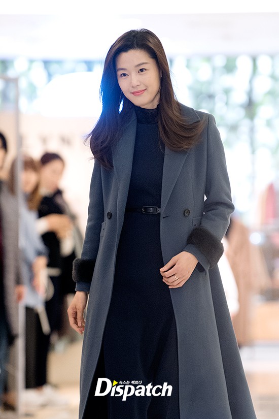 Đẳng cấp mợ chảnh Jeon Ji Hyun dự sự kiện: Quá trẻ đẹp dù đã 37 tuổi, thần thái khiến ai cũng phải ngước nhìn - Ảnh 4.