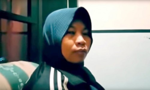 Nữ giáo viên Indonesia lĩnh án tù vì lưu bằng chứng hiệu trưởng quấy rối tình dục - Ảnh 1.