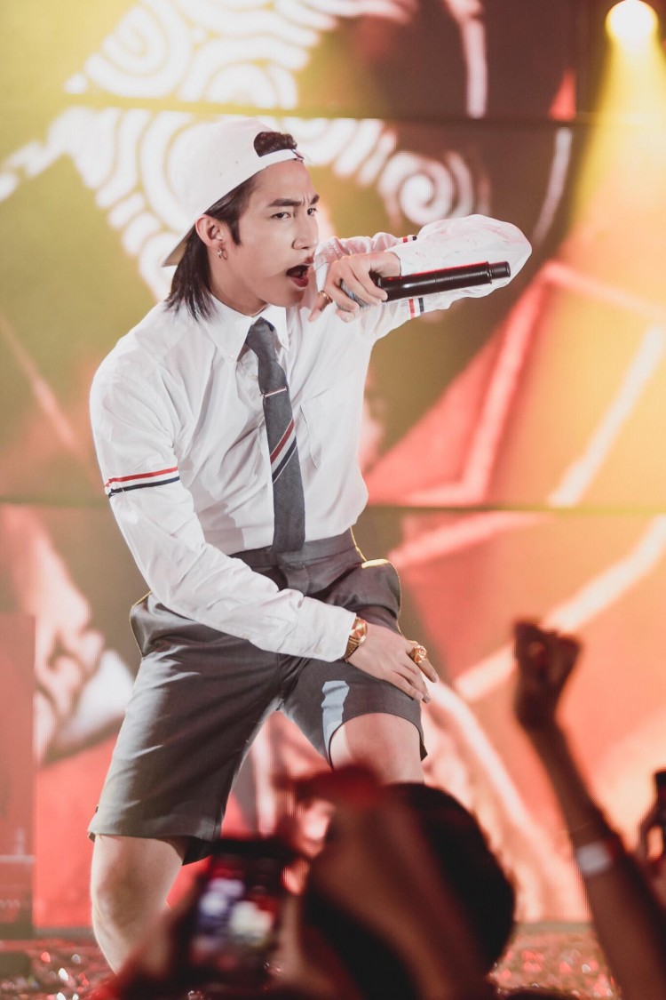 Xuân Trường tiết lộ mua sơmi trắng giá vài trăm nhưng thật ra lại là đụng hàng áo hiệu với Sơn Tùng M-TP, Ngô Diệc Phàm, G-Dragon - Ảnh 2. Xuân Trường tiết lộ mua sơmi trắng giá vài trăm nhưng thật ra lại là đụng hàng áo hiệu với Sơn Tùng M-TP, Ngô Diệc Phàm, G-Dragon - Ảnh 2.