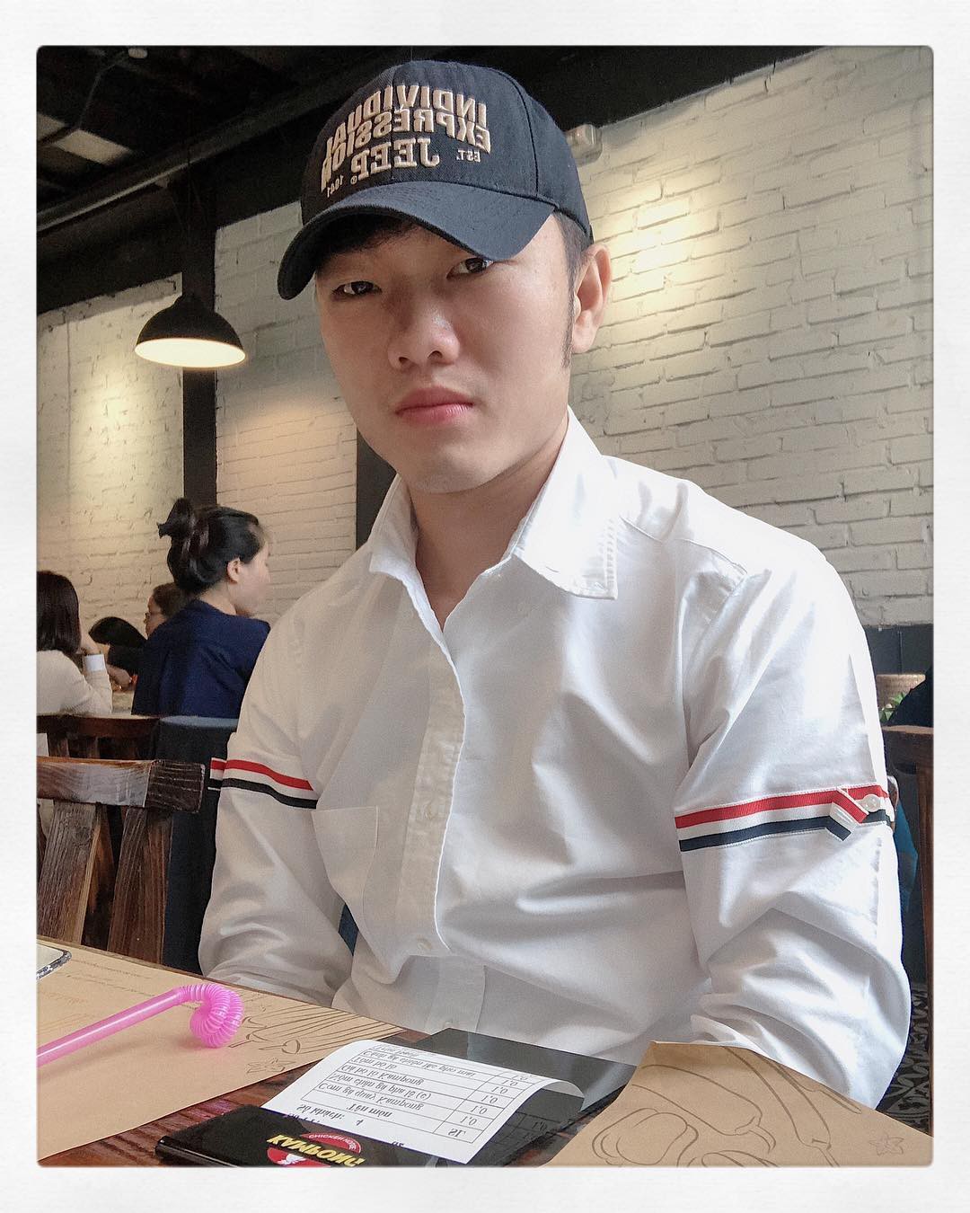 Xuân Trường tiết lộ mua sơmi trắng giá vài trăm nhưng thật ra lại là đụng hàng áo hiệu với Sơn Tùng M-TP, Ngô Diệc Phàm, G-Dragon - Ảnh 1. Xuân Trường tiết lộ mua sơmi trắng giá vài trăm nhưng thật ra lại là đụng hàng áo hiệu với Sơn Tùng M-TP, Ngô Diệc Phàm, G-Dragon - Ảnh 1.