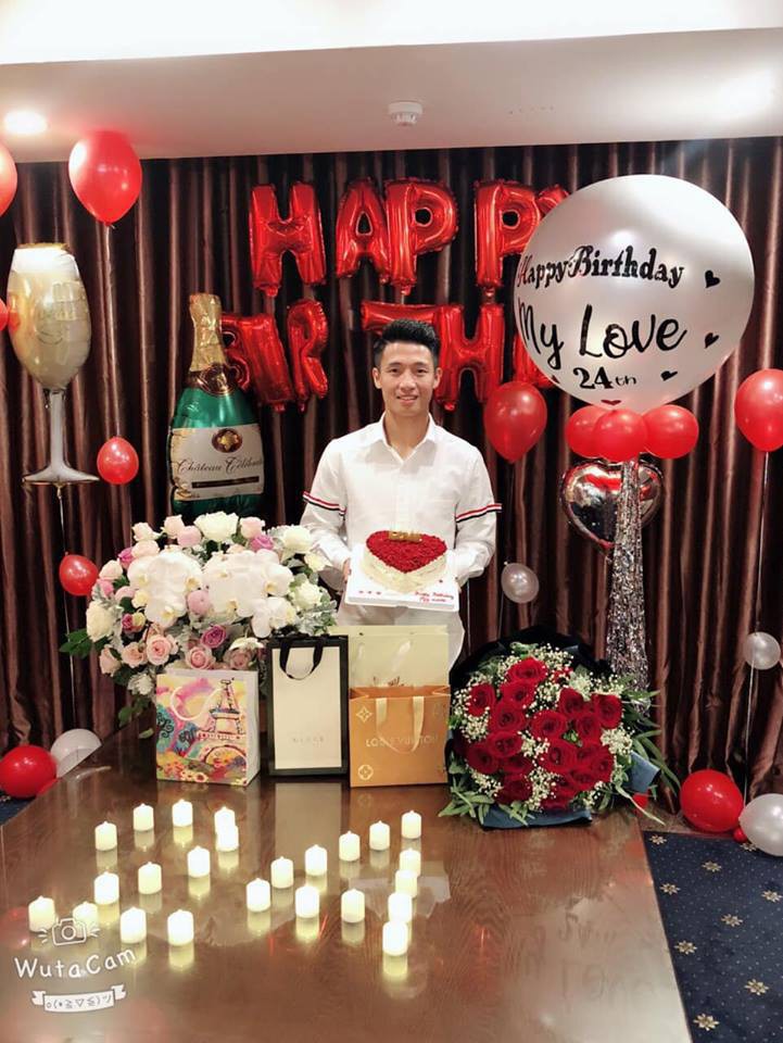 Xuân Trường tiết lộ mua sơmi trắng giá vài trăm nhưng thật ra lại là đụng hàng áo hiệu với Sơn Tùng M-TP, Ngô Diệc Phàm, G-Dragon - Ảnh 4. Xuân Trường tiết lộ mua sơmi trắng giá vài trăm nhưng thật ra lại là đụng hàng áo hiệu với Sơn Tùng M-TP, Ngô Diệc Phàm, G-Dragon - Ảnh 4.