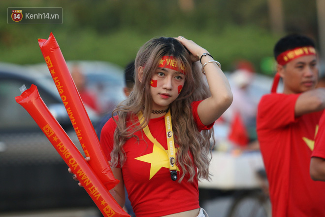 Việt Nam vs Malaysia AFF CUP: Hình ảnh CĐV nữ xinh xắn chiếm spotlight - Ảnh 3.