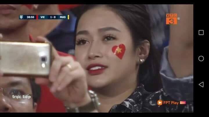 Chỉ xuất hiện vài giây trên tivi nhưng 2 nàng CĐV đã được dân tình ráo riết đi tìm vì quá xinh - Ảnh 7. Chỉ xuất hiện vài giây trên tivi nhưng 2 nàng CĐV đã được dân tình ráo riết đi tìm vì quá xinh - Ảnh 7.