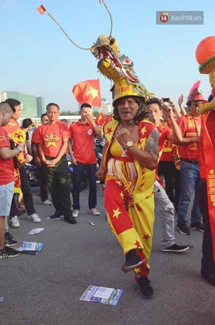 Những CĐV đặc biệt của trận Việt Nam vs Malaysia: Mặc bộ đồ tự tay làm từ hơn 10 năm trước, cổ vũ đội tuyển nước nhà bất kể ở đâu - Ảnh 3.