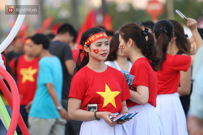 Việt Nam vs Malaysia AFF CUP: Hình ảnh CĐV nữ xinh xắn chiếm spotlight - Ảnh 8.