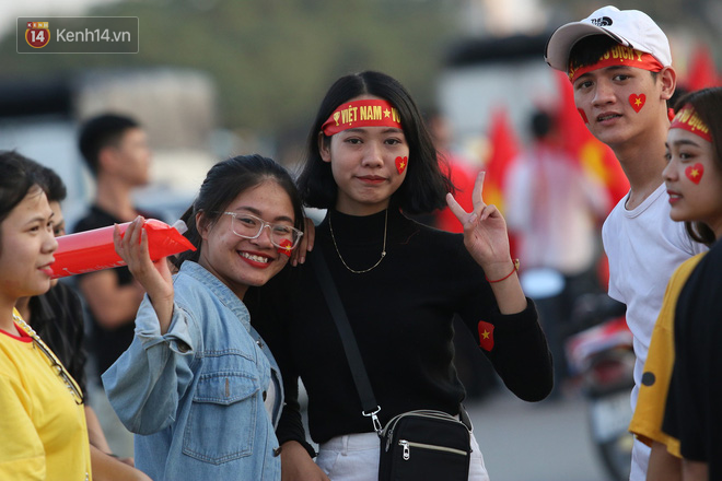 Việt Nam vs Malaysia AFF CUP: Hình ảnh CĐV nữ xinh xắn chiếm spotlight- Ảnh 7.