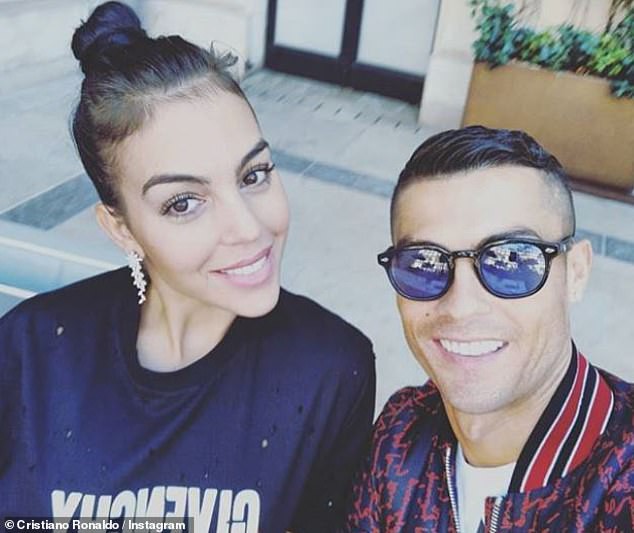 Cristiano Ronaldo đính hôn với bạn gái Georgina Rodriguez giữa lúc bị cáo buộc tội cưỡng hiếp - Ảnh 1.